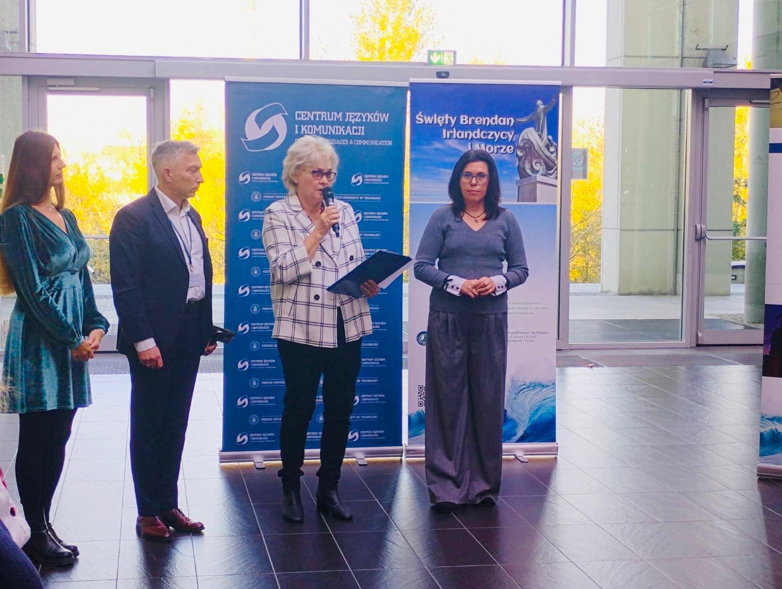 Otwarcie wystawy - prof. Liliana Szczuka-Dorna oraz dyrektor Centrum Języków i Komunikacji mgr Małgorzata Bączyńska