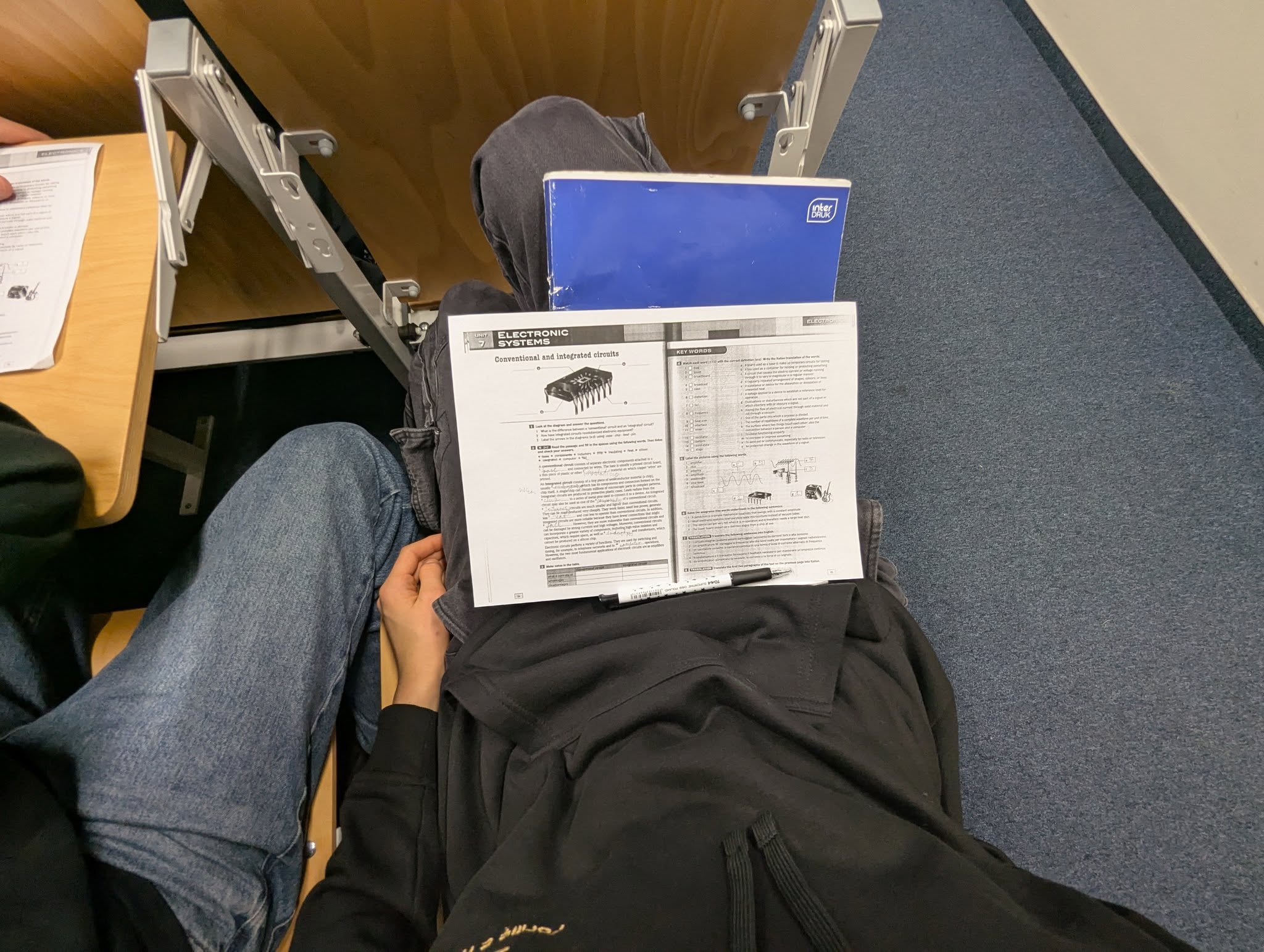 Zdjęcie przedstawia ucznia z rysunkiem układu scalonego.