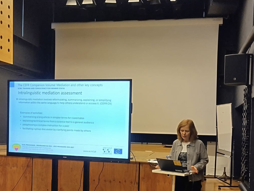 Zdjęcie przedtswia salę wykładową i dr Barbarę Sawicką