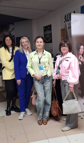 zdjęcie przedstawia uczestników XII konferncji językowej PASE min mgr Joannę Skrobałę i mgr Maję RAkiewicz z Centrum Języków i Komunikacji .