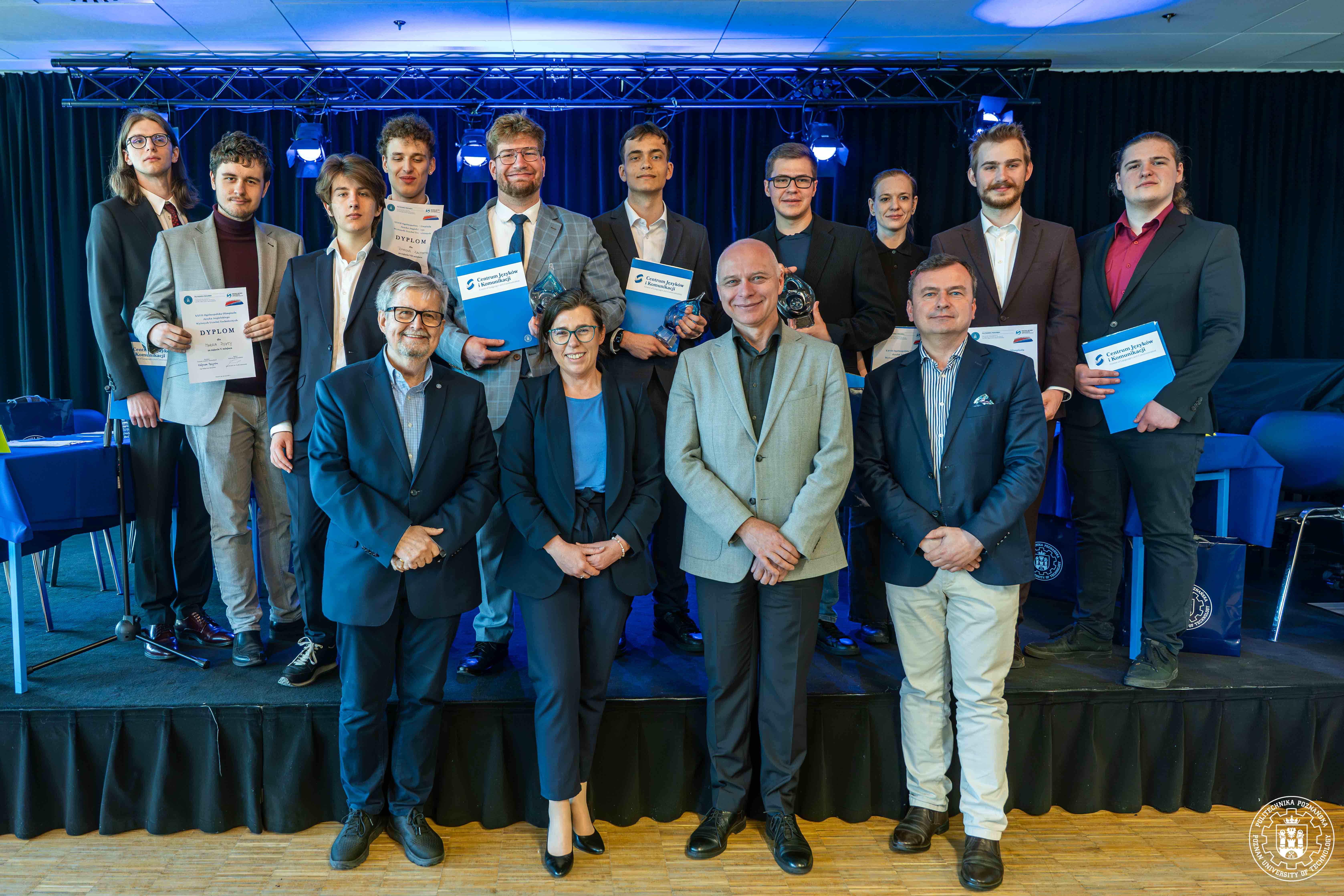 Laureaci XXVII Olimpiady Języka Angielskiego z władzami PP