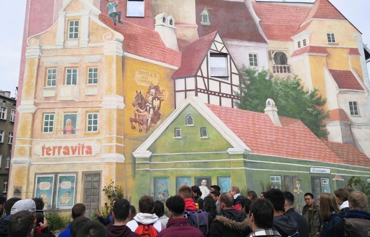 Obazek przedstawia Mural w dzielnicy Śródka w Poznaniu.