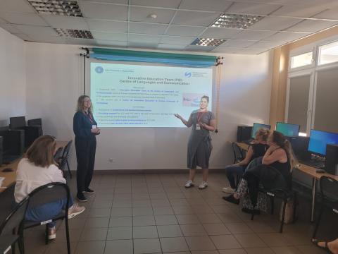 Dwie wykładowczynie przedstawiające prezentację podczas konferencji.