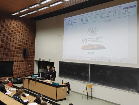 zdjęcie przedstawia salę w której odbył sie I etap Olimpiady Języka Angielskiego. W I etapie udział wzięli studencji Politechniki Poznańskiej. Na zdjęciu również organizatorzy Olimpiady.